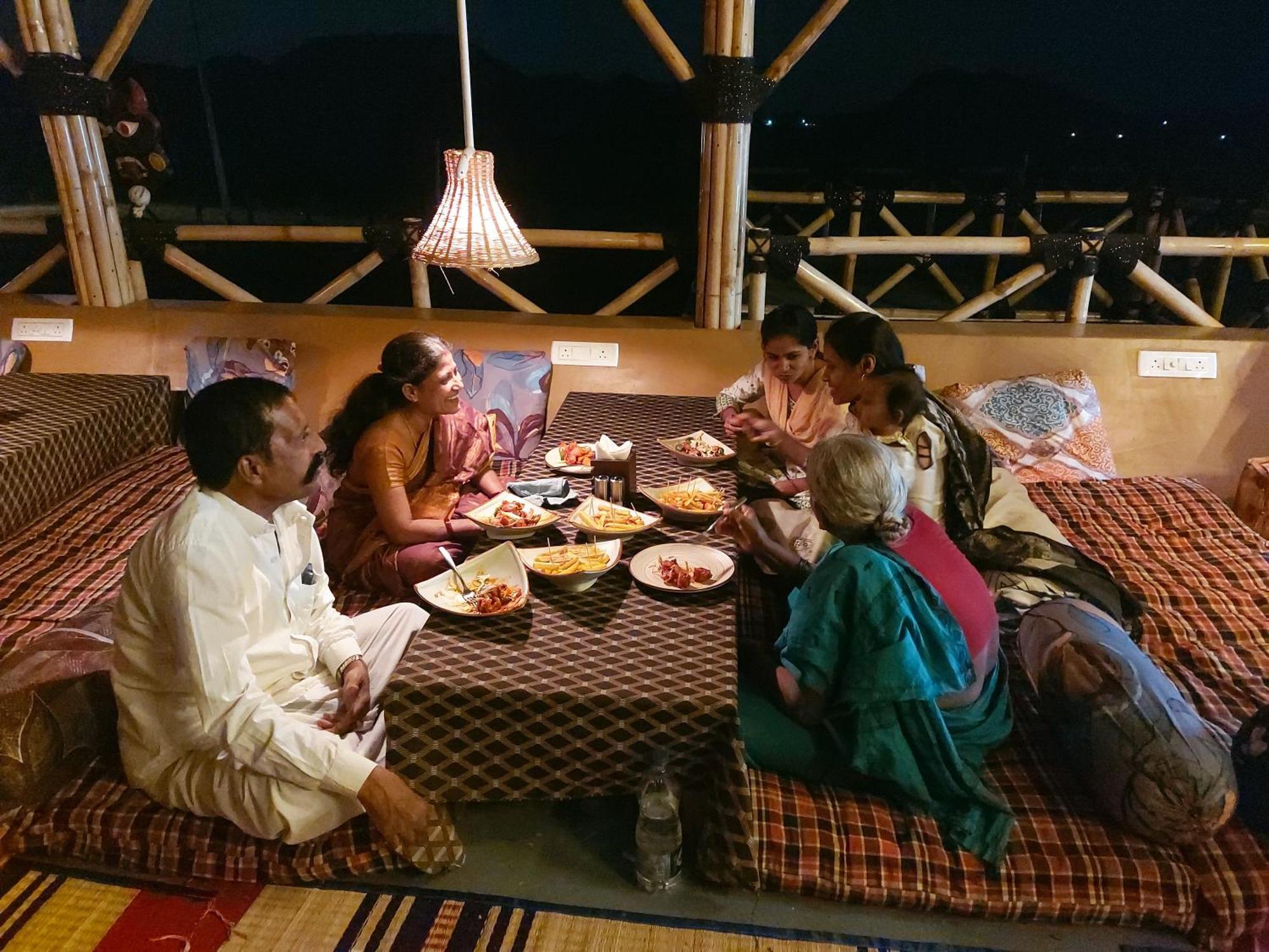 Mowgli'S Cafe Hampi & Guest House מראה חיצוני תמונה