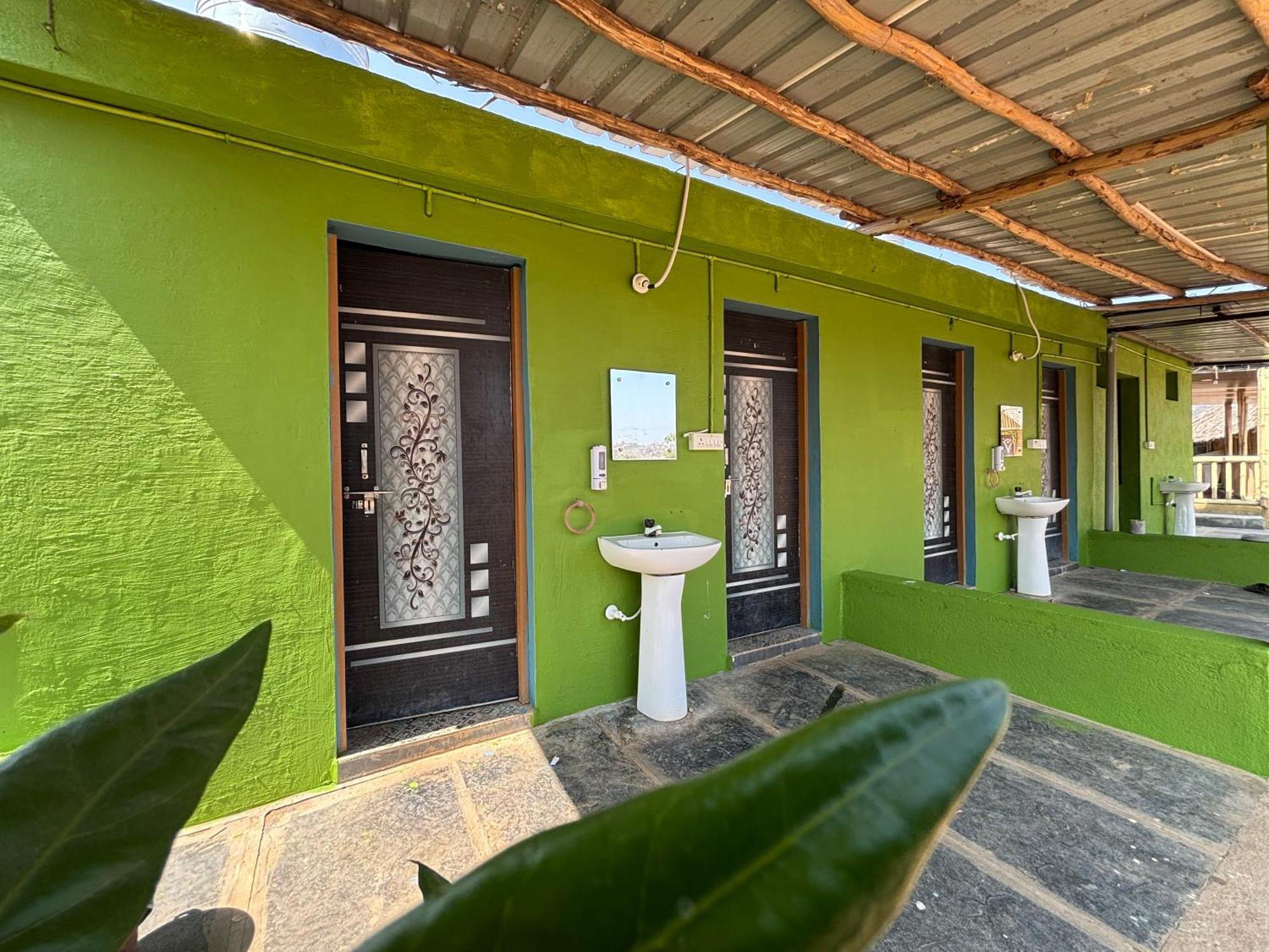 Mowgli'S Cafe Hampi & Guest House מראה חיצוני תמונה